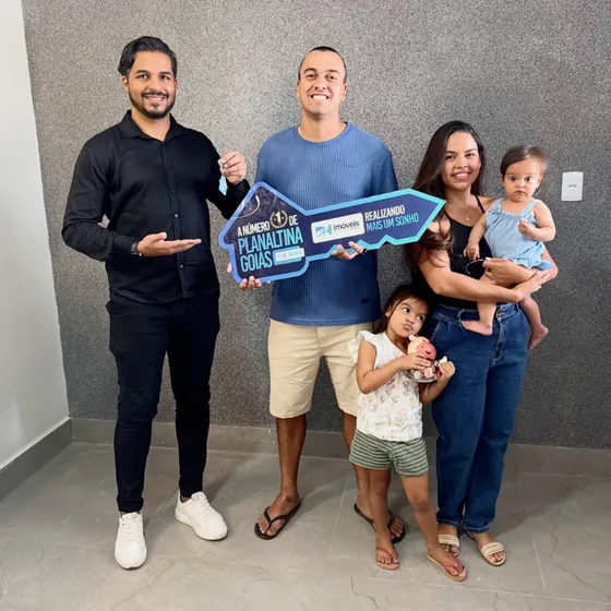 Família recebendo a chave do imóvel em Planaltina, Goiás