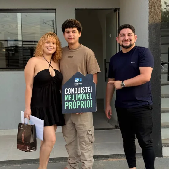 Clientes com a placa de imóvel próprio conquistado