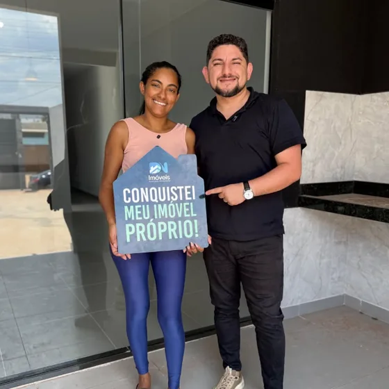 Cliente comemorando a conquista do imóvel próprio